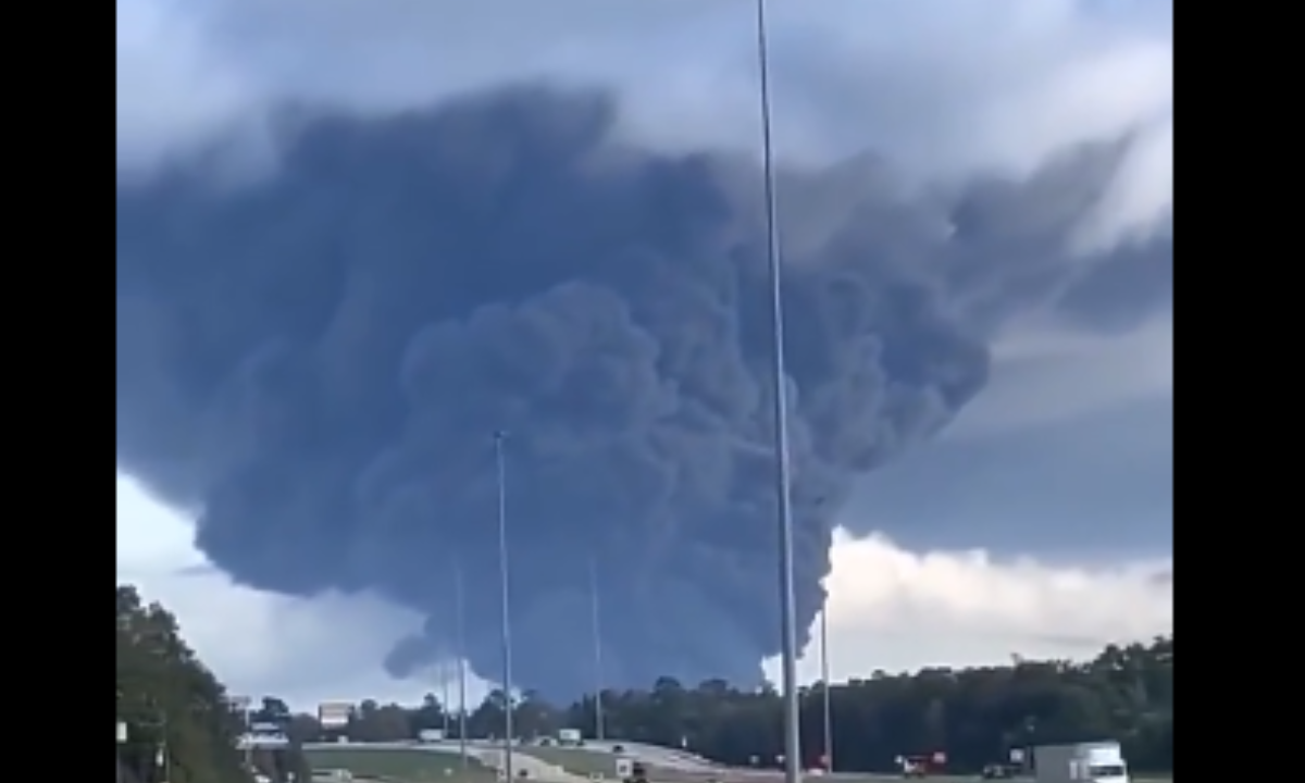 Instan a la población a refugiarse, después de la explosión en una planta química en Texas