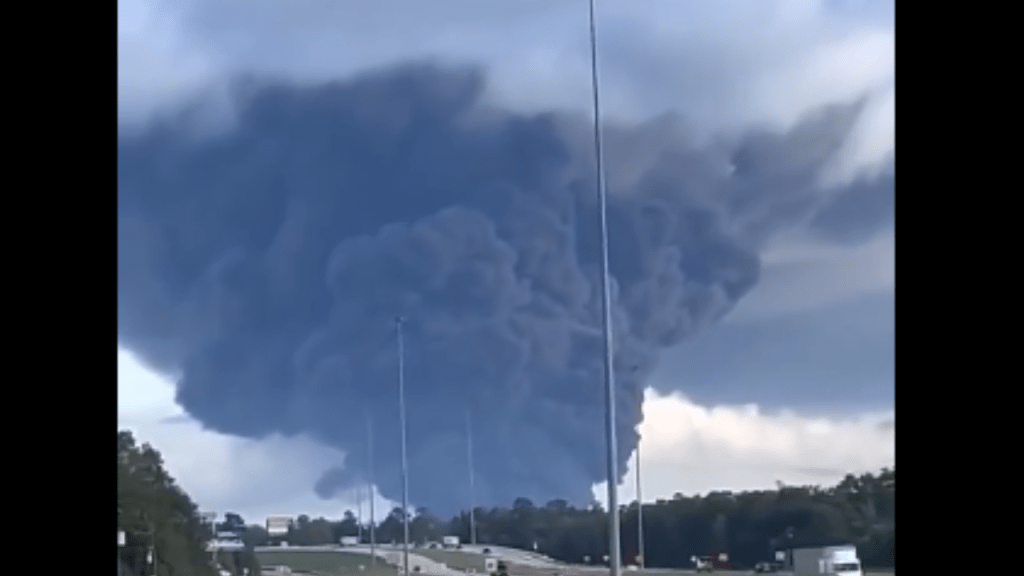 Instan a la población a refugiarse, después de la explosión en una planta química en Texas