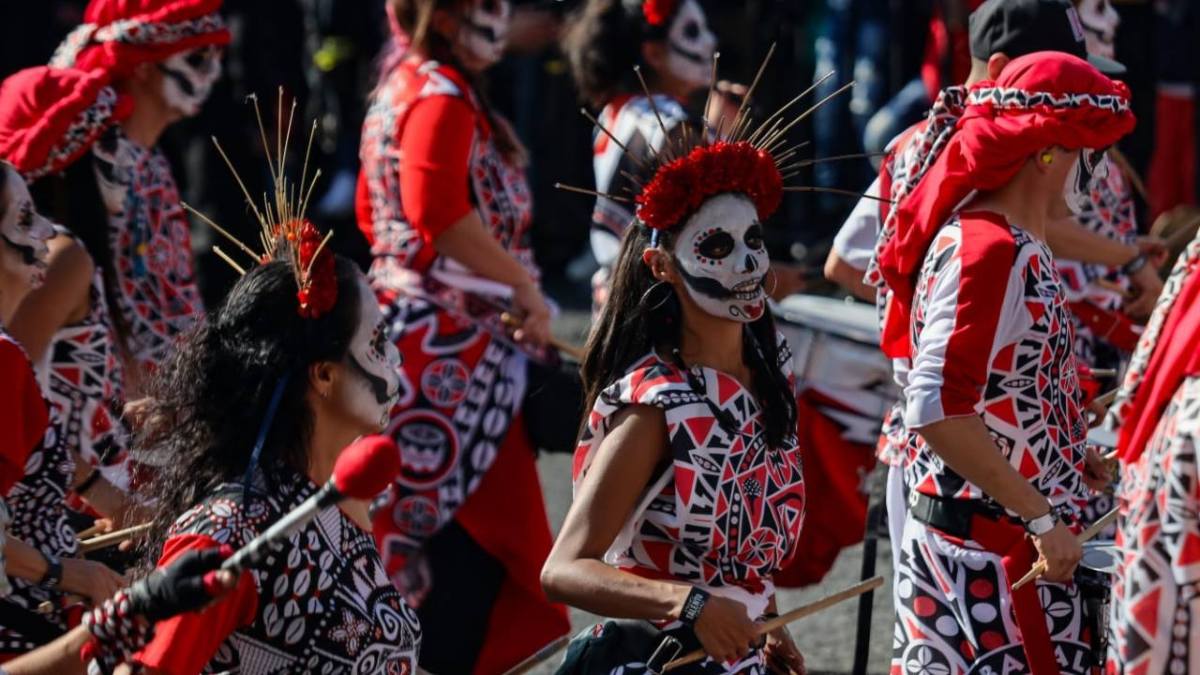 En familia, con coronas de flores o caracterizados de catrines, miles de asistentes se congregaron para disfrutar el desfile de Día de Muertos