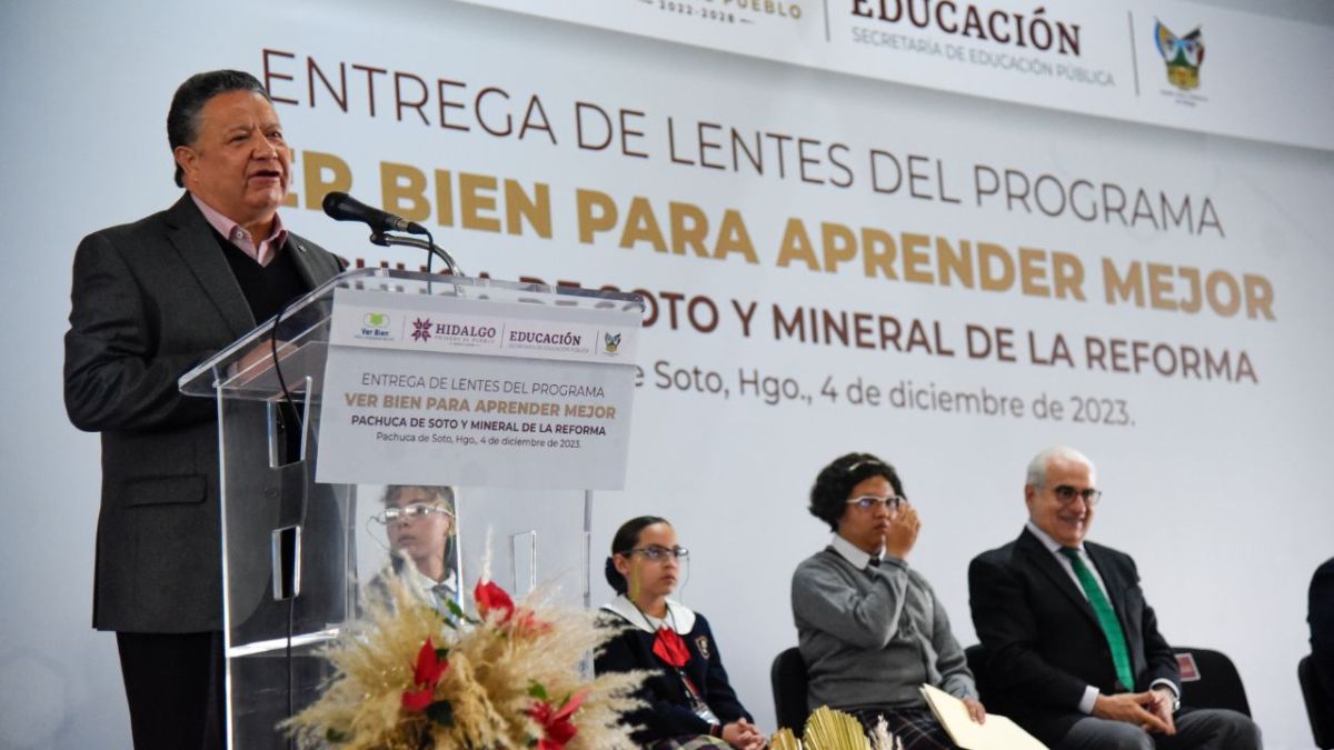 Gobierno de Hidalgo entrega lentes a estudiantes de educación básica