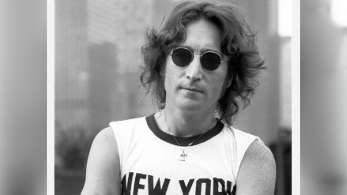 Conocido principalmente como uno de los miembros fundadores de The Beatles, Lennon dejó una huella imborrable en la música y la cultura popular, así como en el movimiento por la paz.