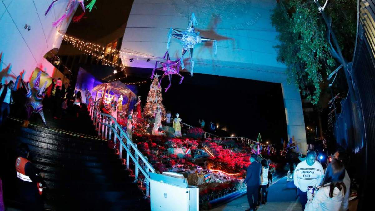 La presidenta de la Mesa Directiva, Ana Lilia Rivera, encendió el árbol e inauguró la exposición del tradicional nacimiento en el Senado