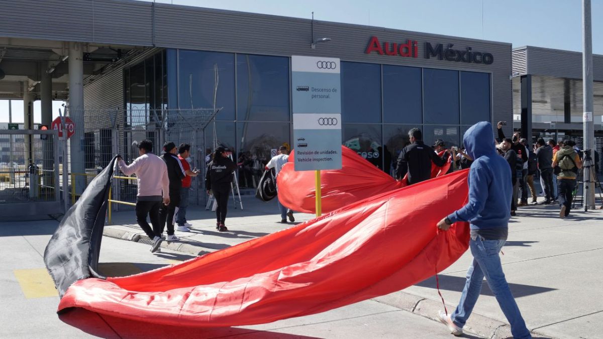 Cierre. Los más de 4 mil trabajadores sindicalizados de la armadora colocaron las banderas rojinegras afuera de la armadora de autos de lujo.