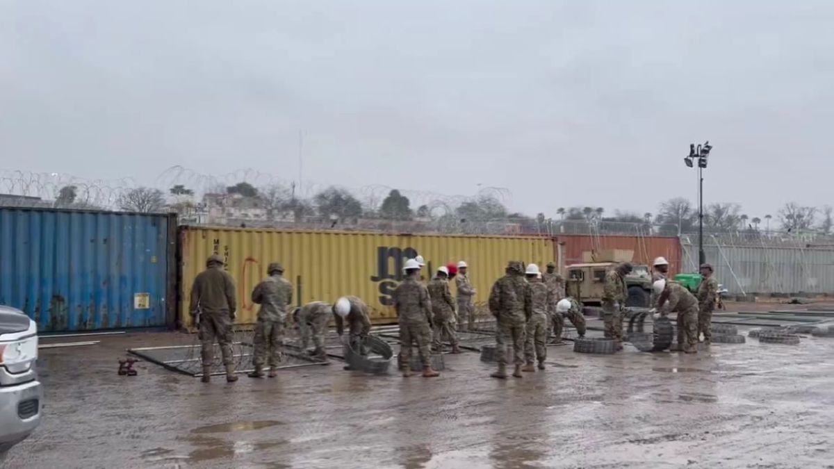 Guardia Nacional de Texas coloca más alambre de púas en Eagle Pass a pesar de orden de la Corte de quitarlas