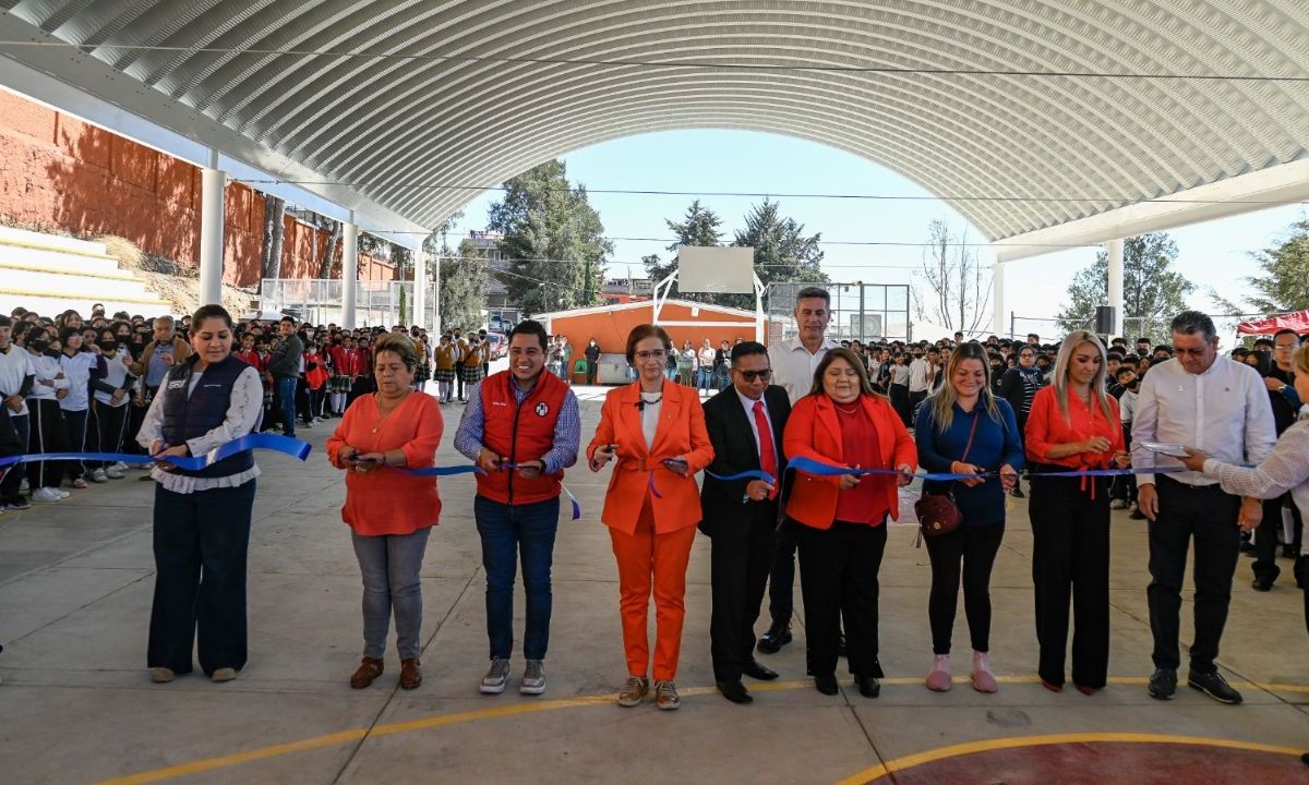 Entrega Angélica Moya arcotecho en secundaria