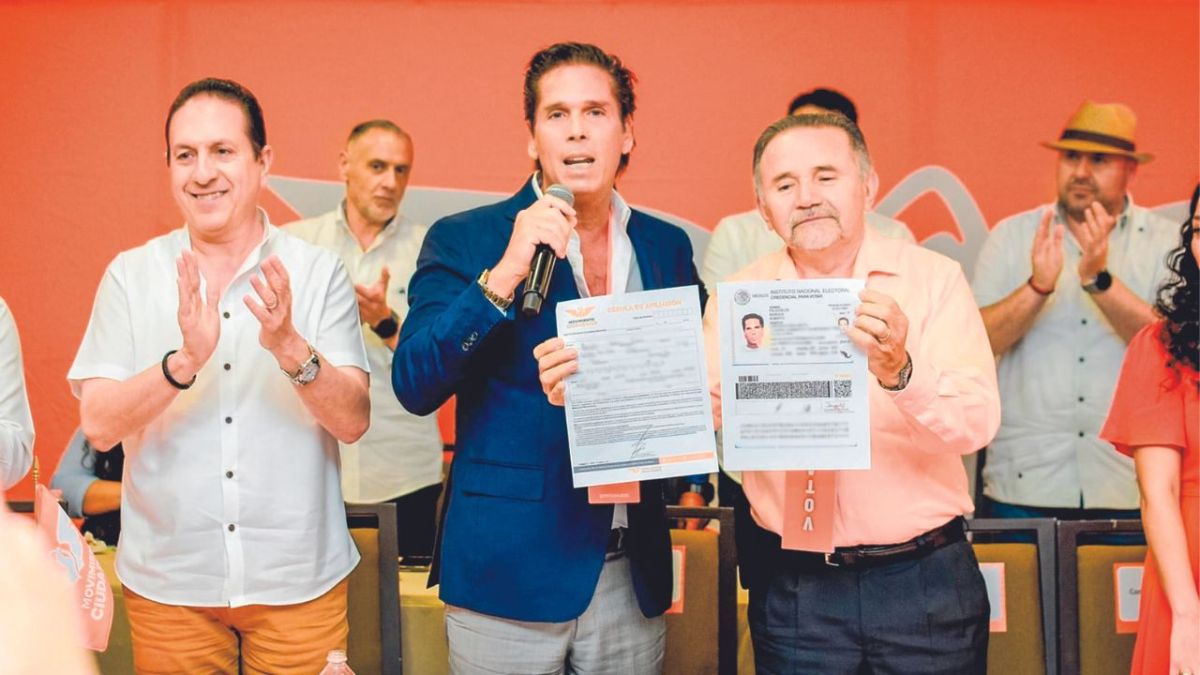 PIE DE FOTO. Postulación. El empresario y actor Roberto Palazuelos en su registró como militante de Movimiento ciudadano, quien actualmente anunció su candidatura al Senado