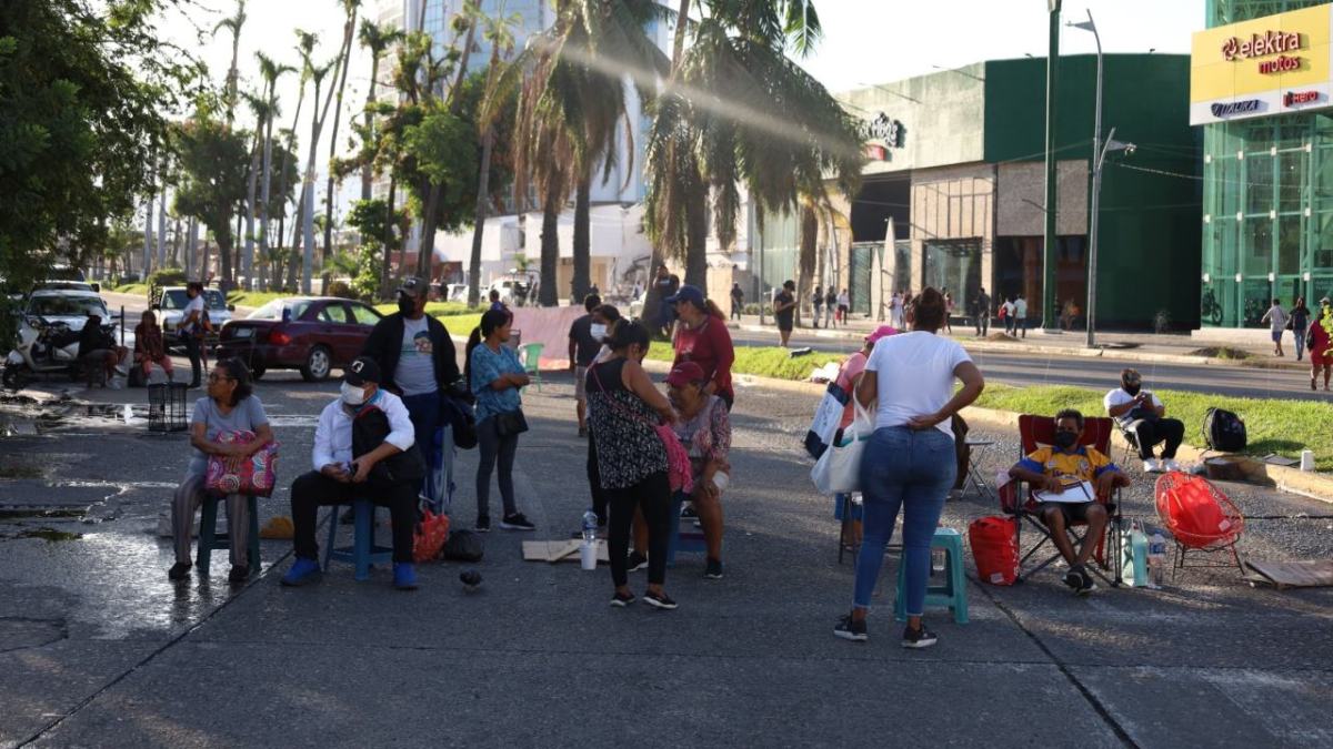 Después de 35 horas de bloqueo, damnificados del huracán Otis se retiraron, con lo que liberaron los dos sentidos de la Costera Miguel Alemán