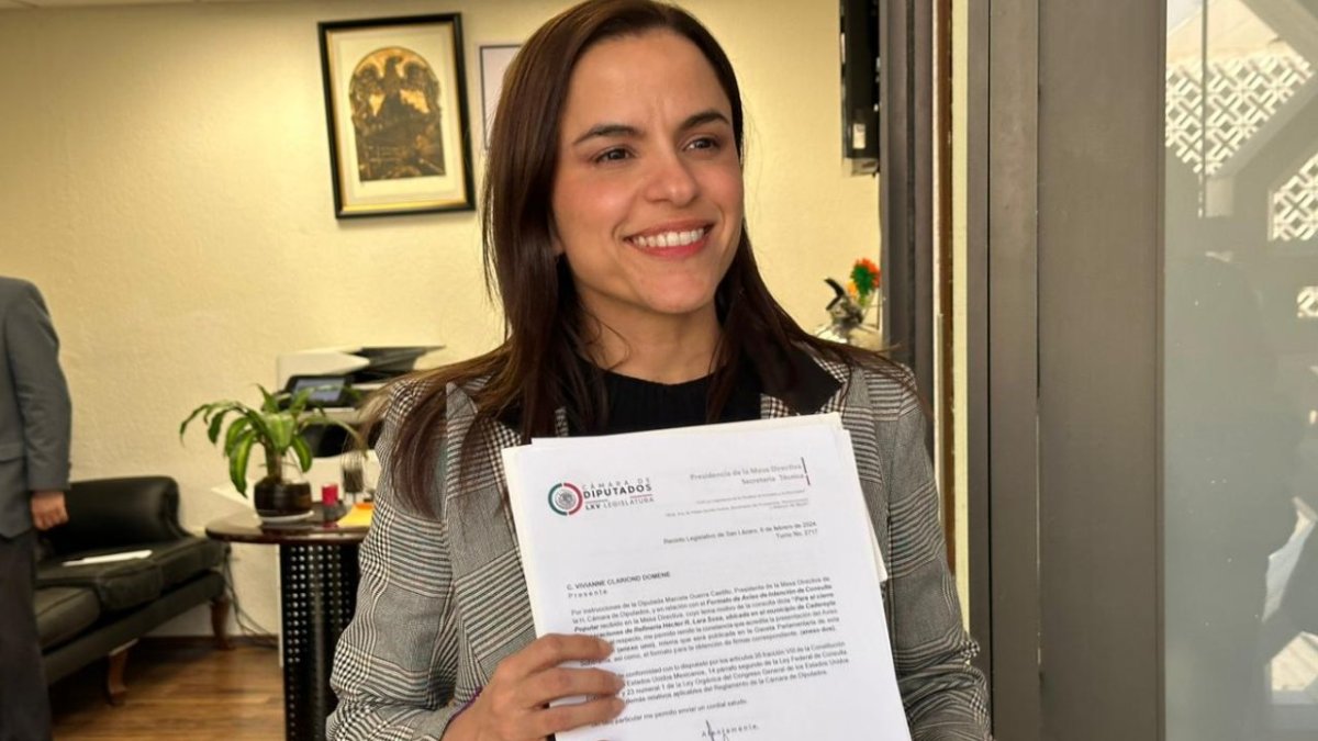 Vivianne Clariond recibió la constancia para iniciar el trámite de consulta popular para que deje de operar la refinería en Cadereyta