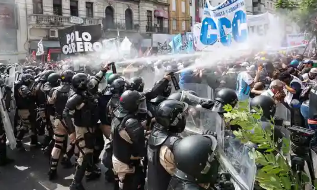 Organizaciones sociales de Argentina protestan contra los ajustes del Gobierno