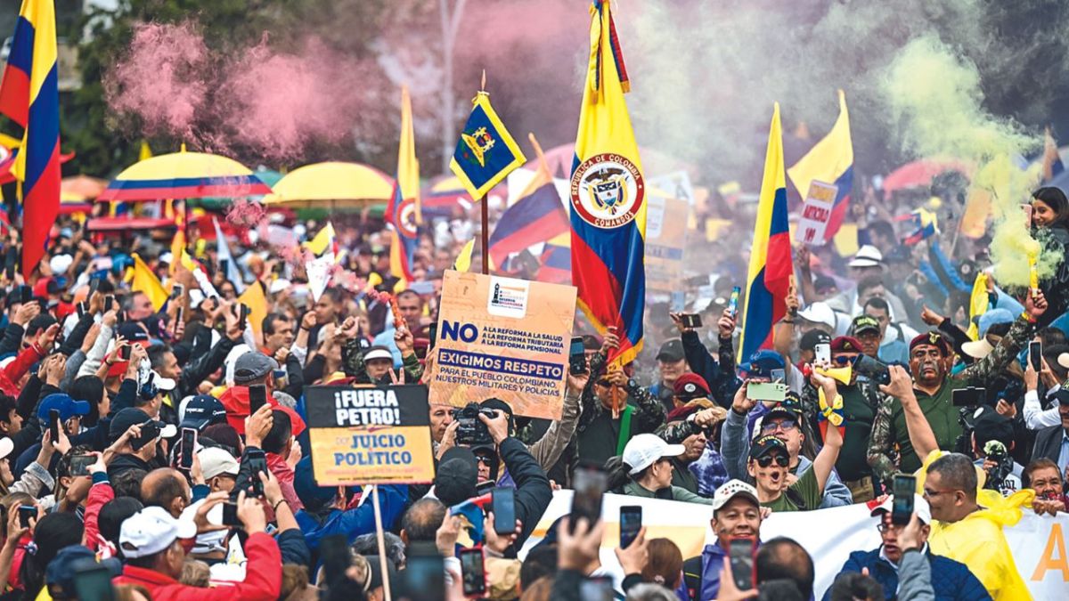 Al menos 500 mil personas se manifestaron ayer en las principales ciudades de Colombia, en la mayor protesta que ha enfrentado el Gobierno de Gustavo Petro desde que llegó al poder hace veinte meses