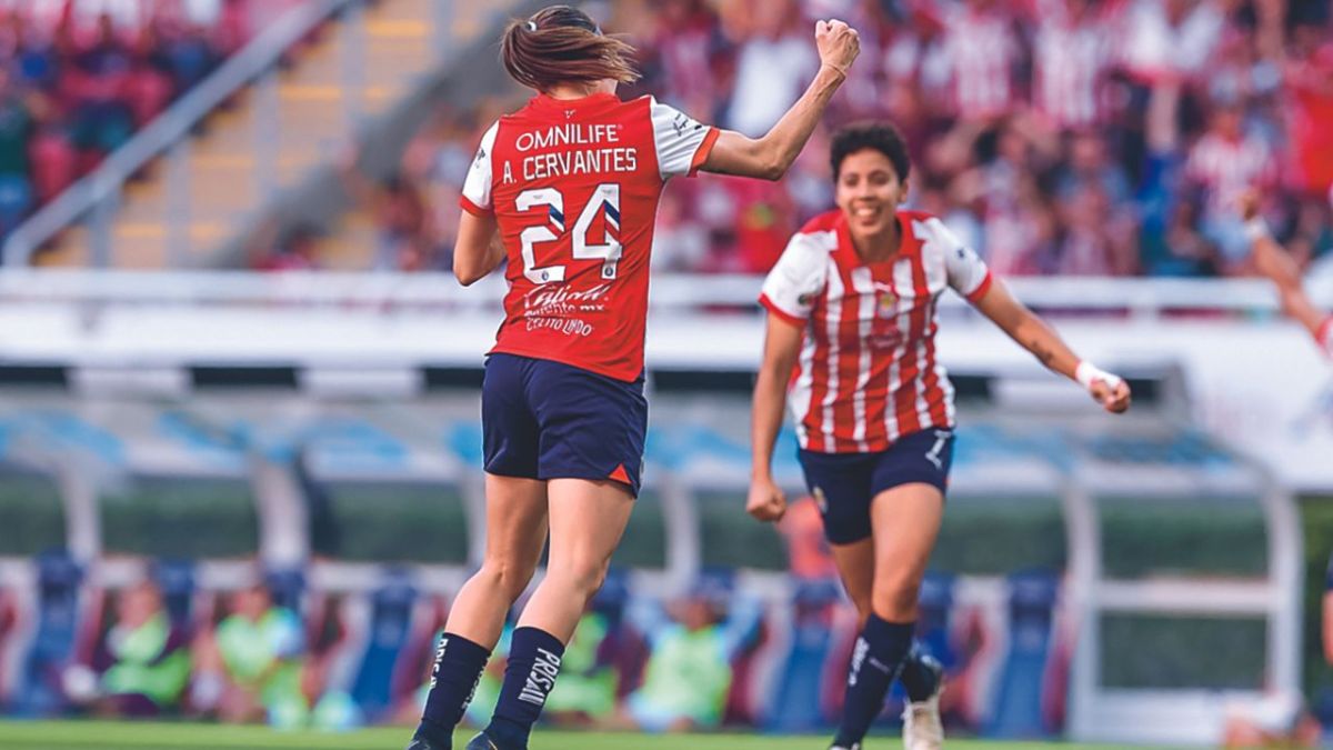 A días de nombrarlo como técnico interino por lo que resta del campeonato, Joaquín Moreno debutó al frente del Guadalajara con victoria de 4-0 ante Cruz Azul