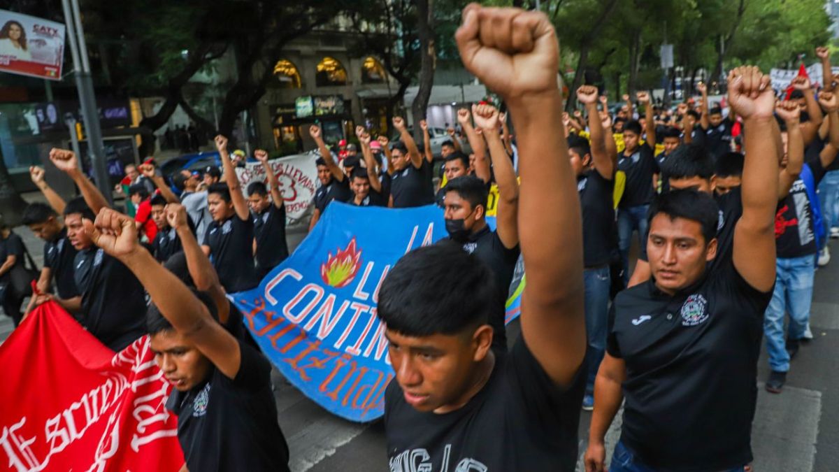 Padres de los 43 de Ayotzinapa "dudan mucho" de la reunión con AMLO