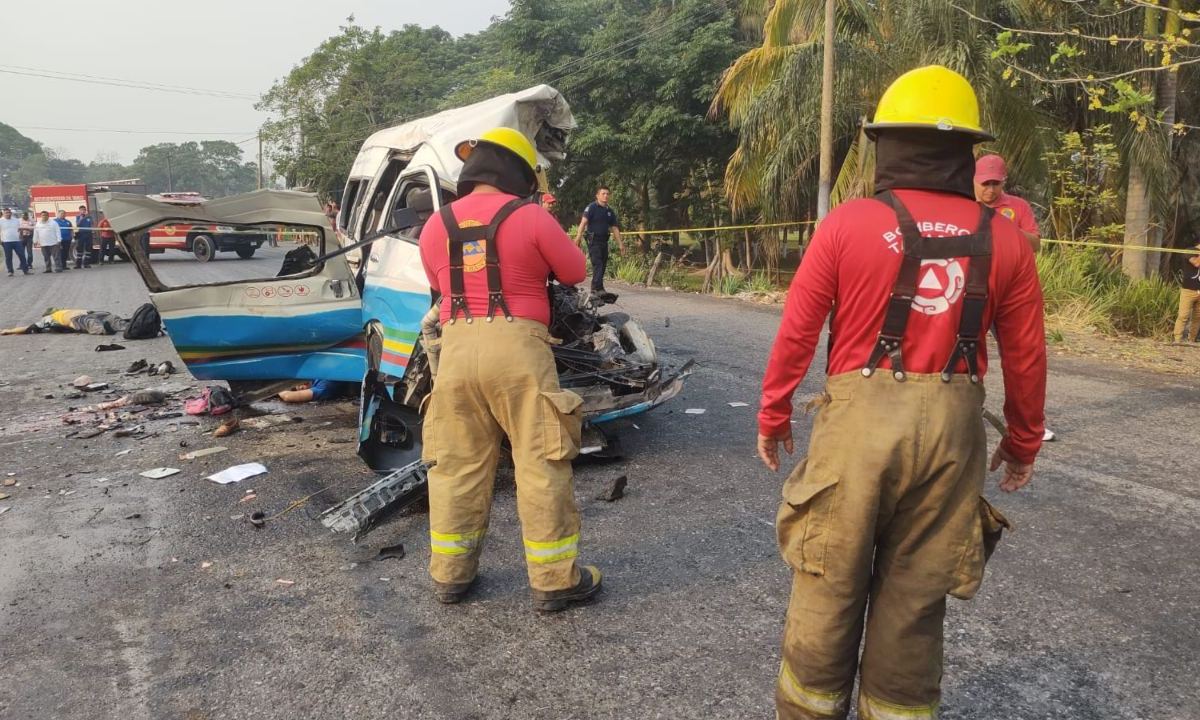 Al menos 12 personas murieron y 6 más quedaron heridas tras un fuerte choque en la carretera Cunduacán-Comalcalco, en Tabasco