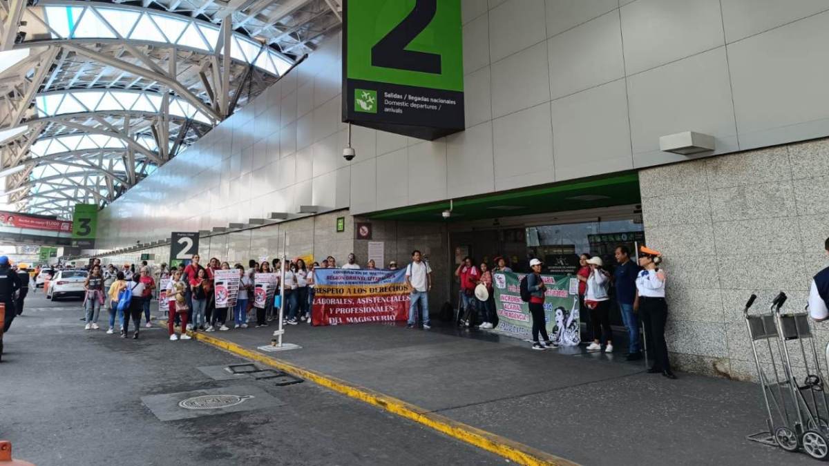 Maestros integrantes de la CNTE bloquearon la puerta 2 de acceso a la Terminal 1 del Aeropuerto Internacional de la Ciudad de México