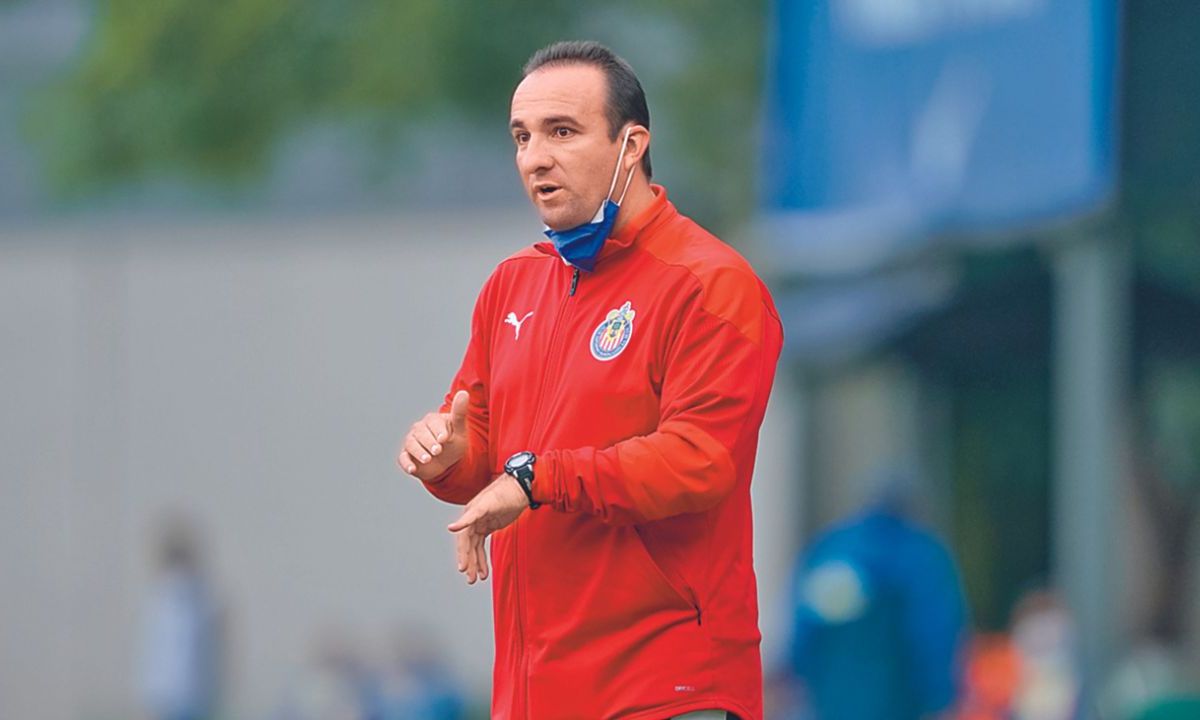 Arribado como entrenador interino para el cierre del Clausura 2024, tras la destitución de Antonio Spinelli al frente del conjunto femenino