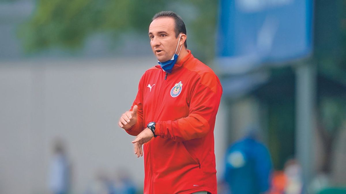 Arribado como entrenador interino para el cierre del Clausura 2024, tras la destitución de Antonio Spinelli al frente del conjunto femenino