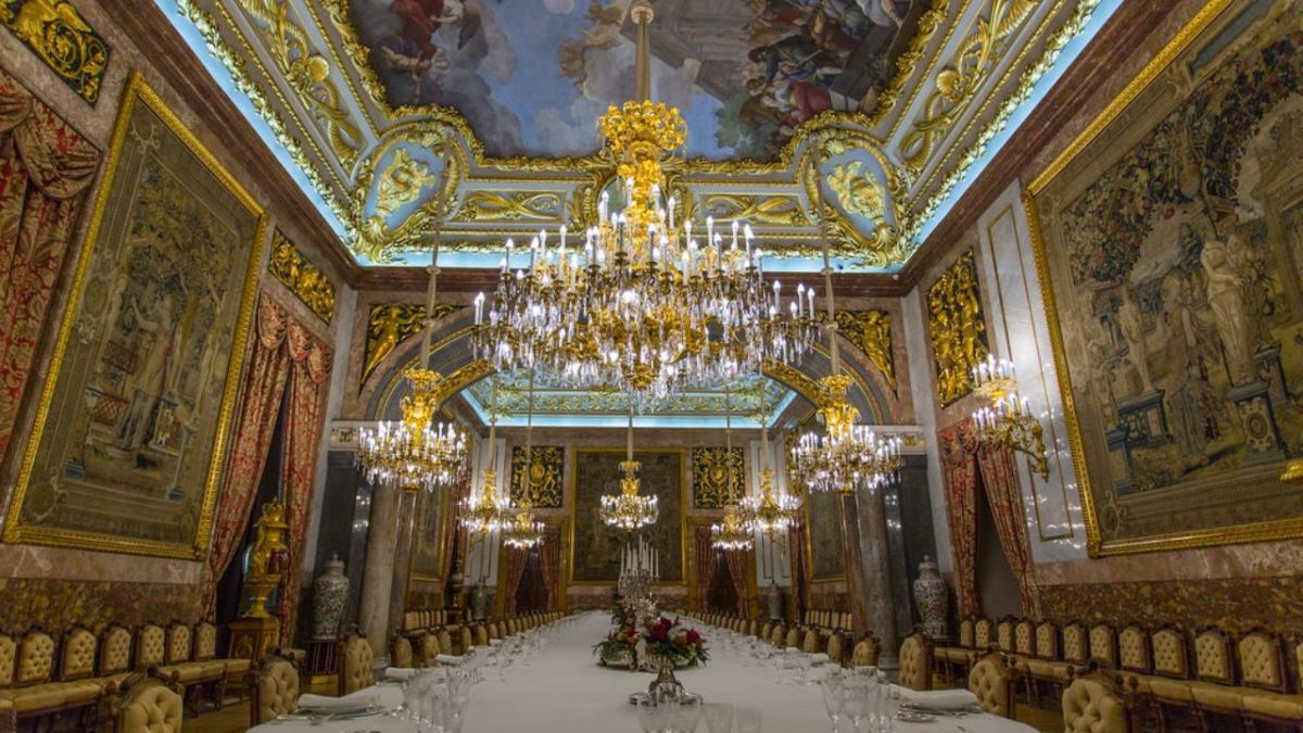 Una colección de 4 mil menús de banquetes oficiales que se remontan a la época de Napoleón III hasta la actualidad son subastados hoy en París