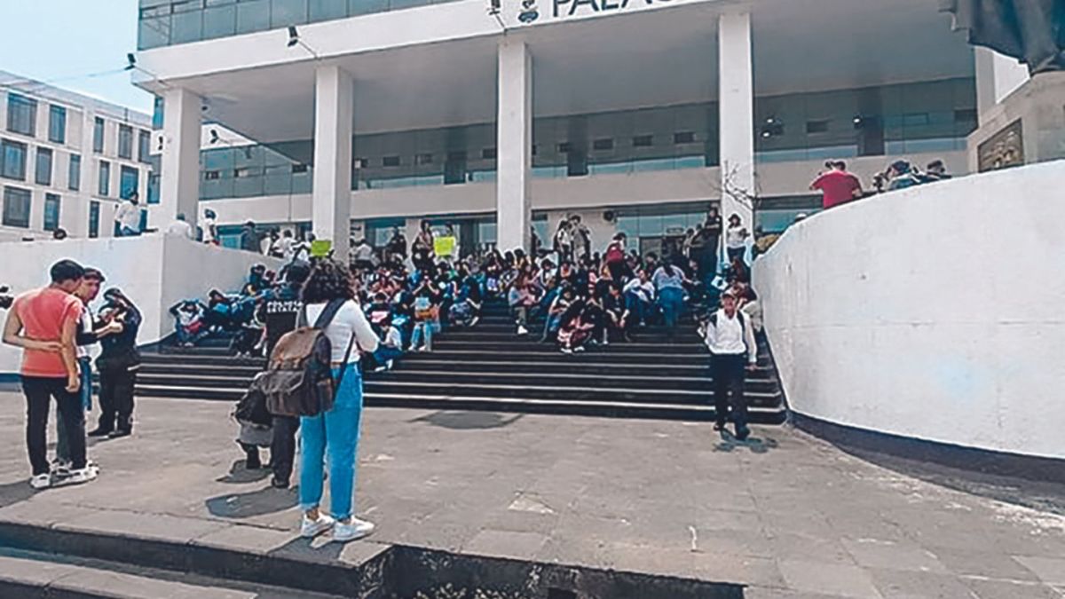 Edomex. Padres y alumnos marcharon para exigir justicia por la muerte de un estudiante.