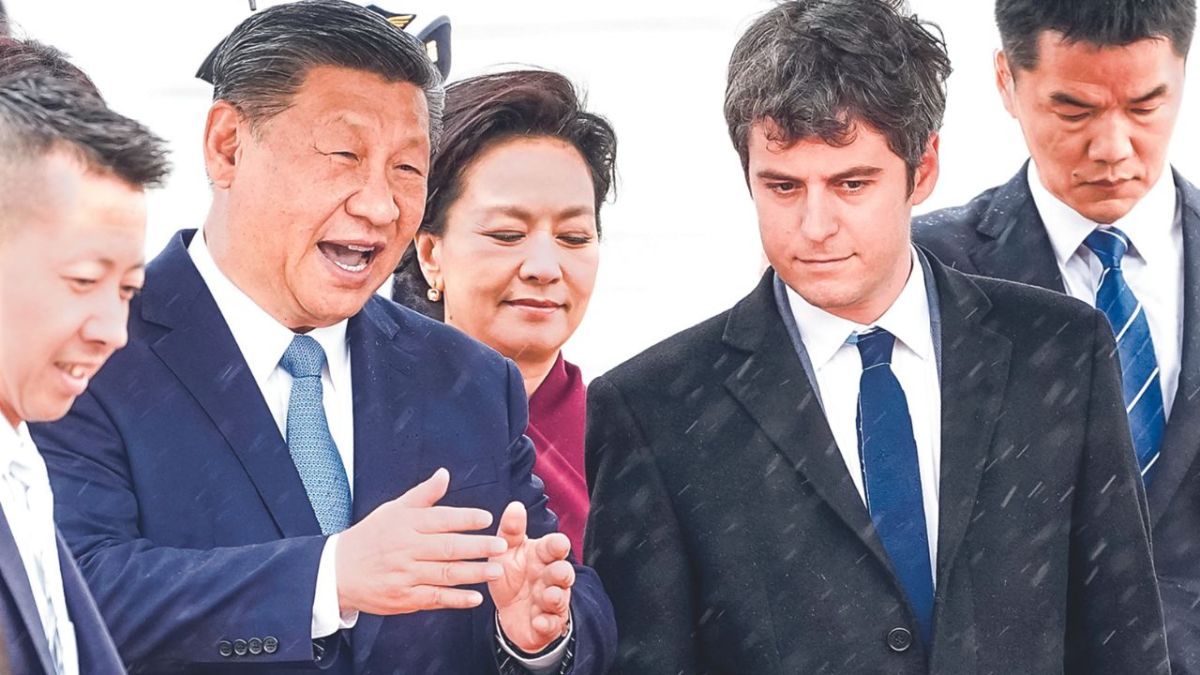 ARRIBO. El primer ministro Gabriel Attal recibió al Presidente chino en el aeropuerto de Orly, en París.