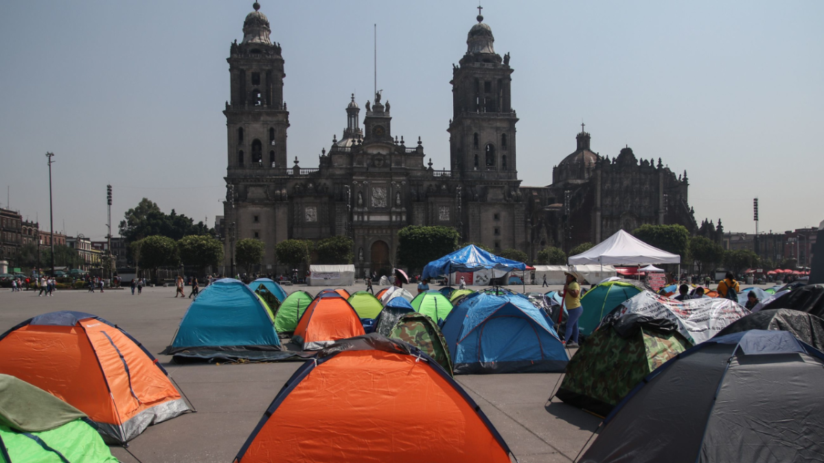 CNTE mantiene plantón