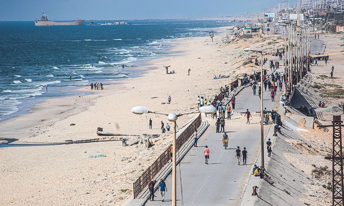 ESPERA. Un barco que transporta ayuda humanitaria permanece amarrado en el muelle Trident construido por EU.