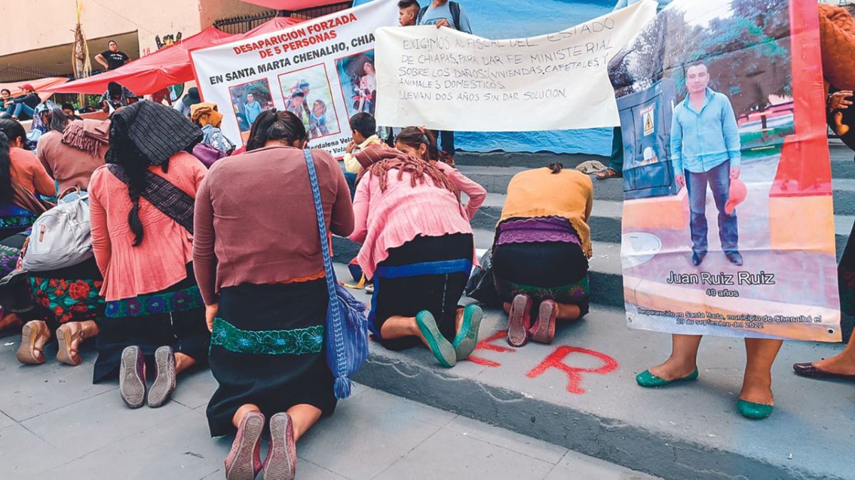 Chiapas. Los supuestos maestros rompieron cristales, pintaron bardas y lanzaron gas lacrimógeno contra las sedes partidistas.