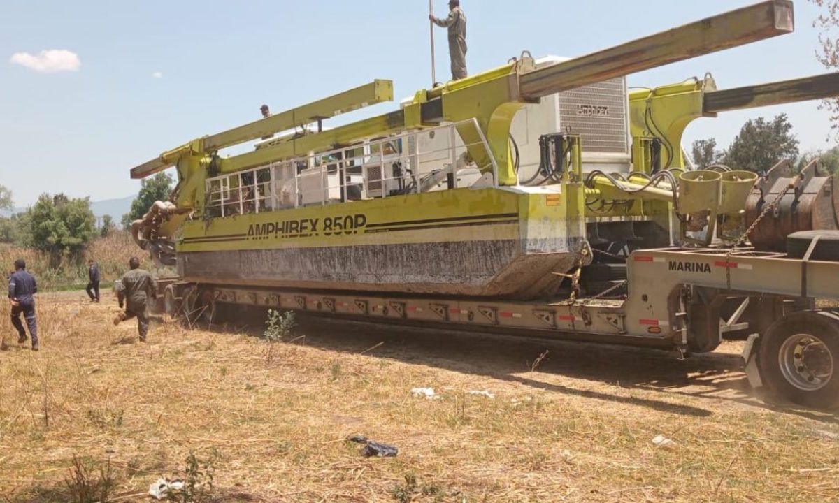 APOYO. Una de las máquinas de la Semar llegó a Pátzcuaro el 24 de mayo pasado.