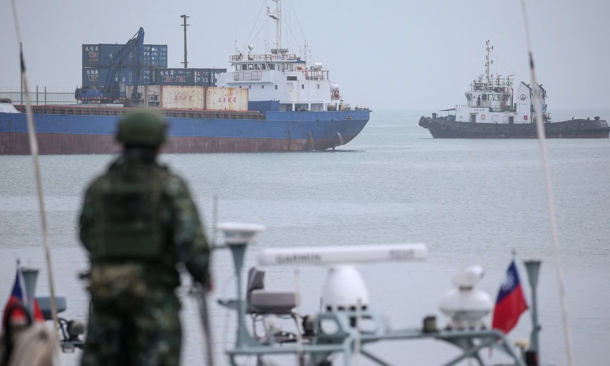 Expectante. Un miembro del ejército taiwanés participa en ejercicios de rutina, a lo lejos buques y aviones chinos realizan maniobras militares.