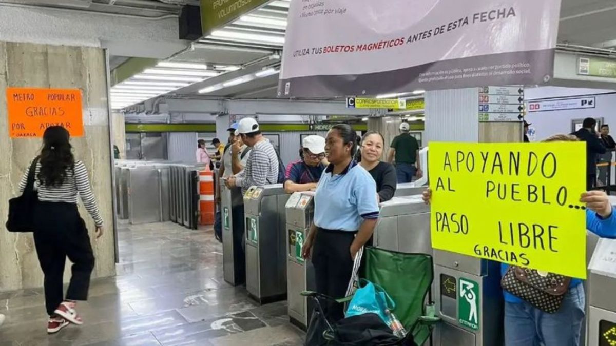 Presión. Integrantes de la CNTE estuvieron en entradas de algunas estaciones del STC para impedir el pago de las tarifas a los usuarios.