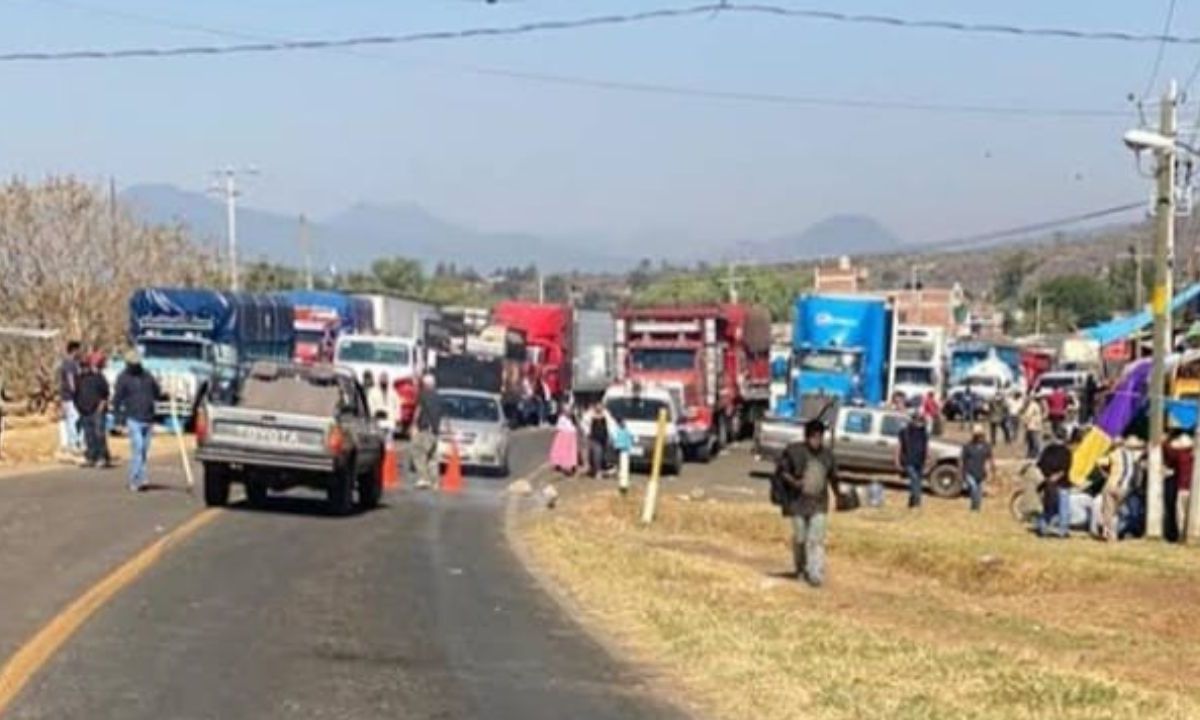 Cierran carreteras en Michoacán por ataque armado en Santa Fe de la Laguna