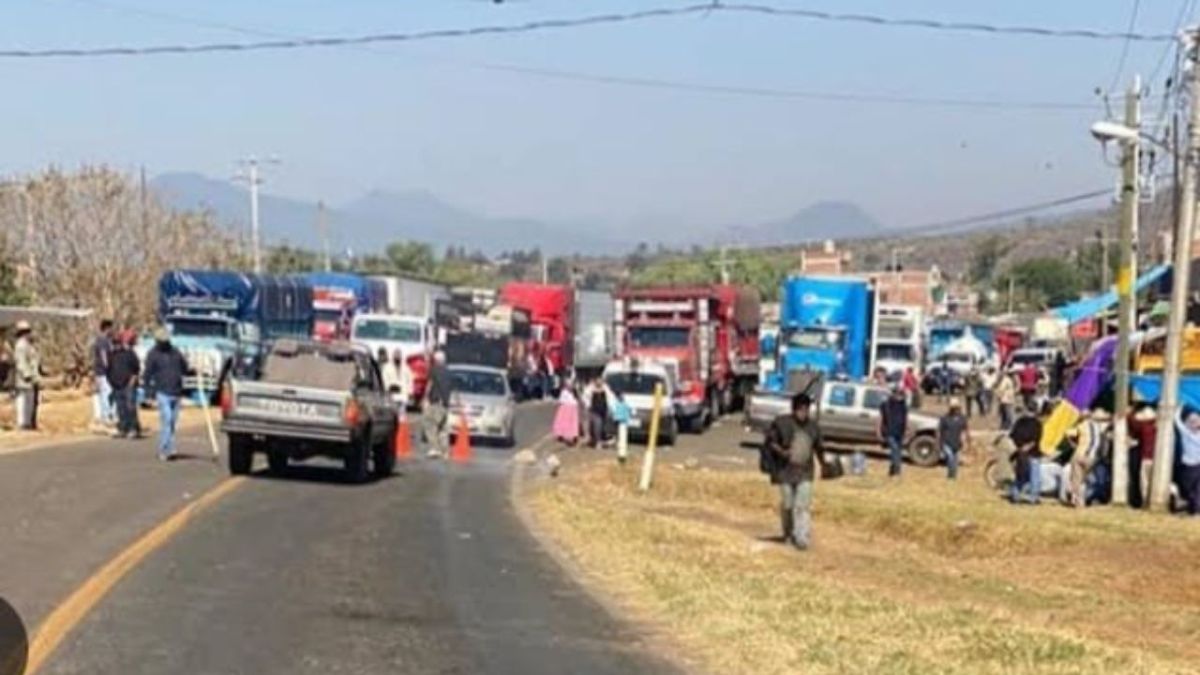 Cierran carreteras en Michoacán por ataque armado en Santa Fe de la Laguna