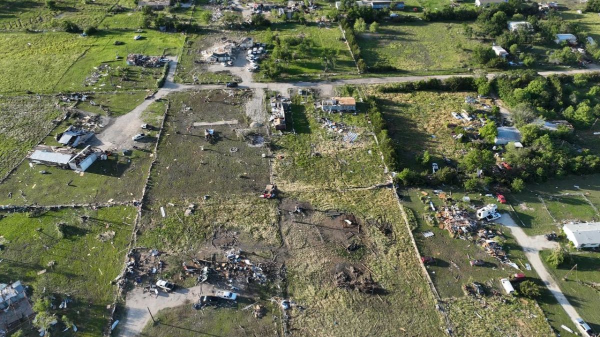 Desolador. La devastación causada por los tornados es un recordatorio de la vulnerabilidad de las comunidades ante los fenómenos naturales. En Texas, los vientos volcaron vehículos y destrozaron casas, dejando una estela de destrucción.