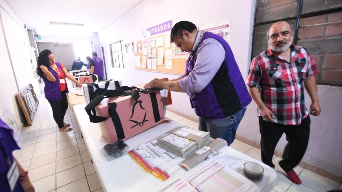 Alistan. Los funcionarios electorales realizan los últimos detalles para la jornada electoral del 2 de junio.