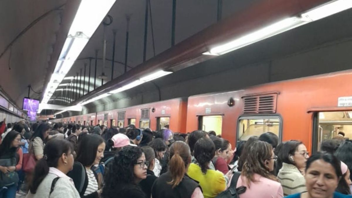 Panorama. Usuarios reportaron la presencia de humo y desalojo en la estación Refinería, de la Línea 7; circula un video de una mujer tratando de recuperar un objeto de las vías.