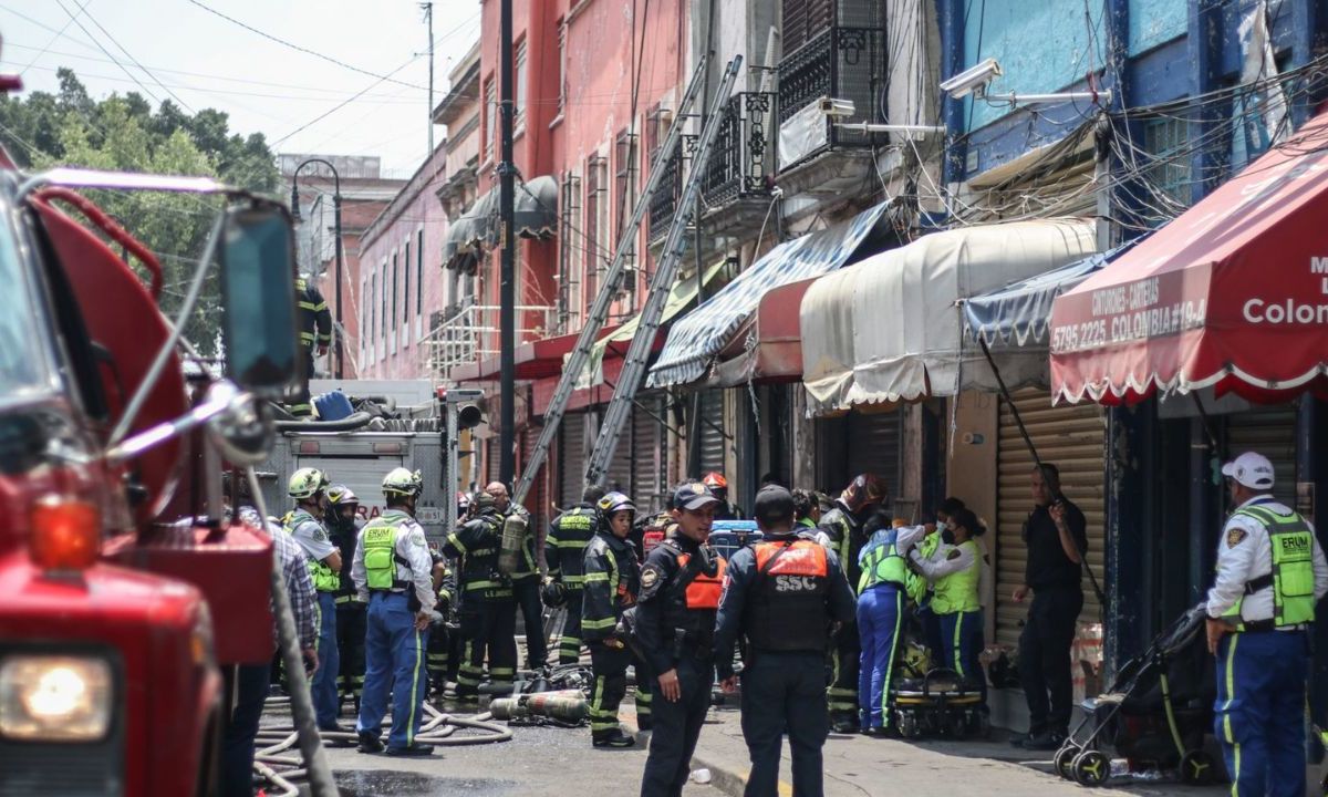 Equipos. Policías, vulcanos y rescatistas estuvieron en el lugar del siniestro para controlar y atender la emergencia.