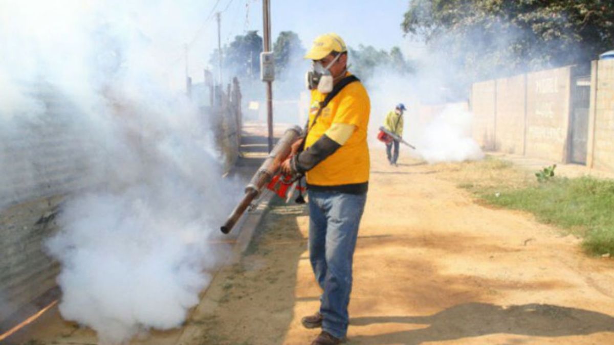 RECOMENDACIÓN. Las autoridades piden que no dejen trastes en donde se junte agua para evitar la reproducción de mosquitos.