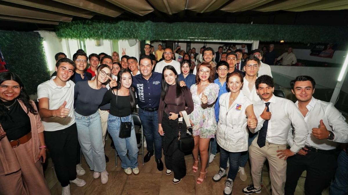 Candidato del PAN al Senado Enrique Vargas del Villar se reunió jóvenes en Naucalpan.