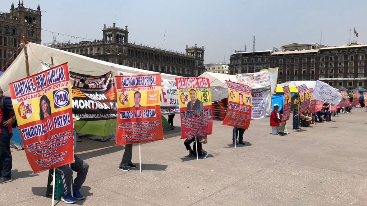 Protesta. Integrantes de la CNTE tomaron con libertad la estación Taxqueña donde aplicaron metro popular y gratuito.