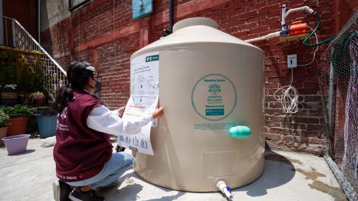 Beneficio. El mandatario capitalino señaló que la reforma plantea una estrategia para el reúso y saneamiento de las aguas residuales, así como elevar masivamente el aprovechamiento del agua de lluvia.