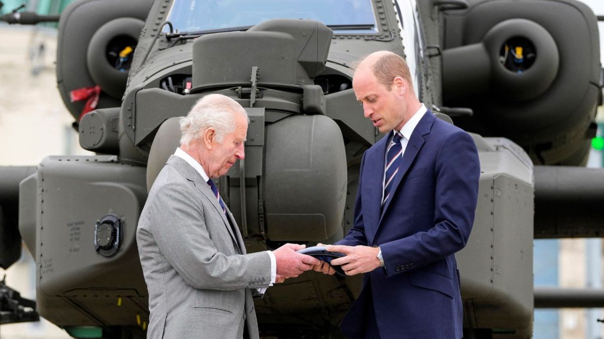 CEREMONIA. El rey entregó ayer oficialmente el cargo de coronel en jefe del Cuerpo Aéreo del Ejército en Inglaterra.