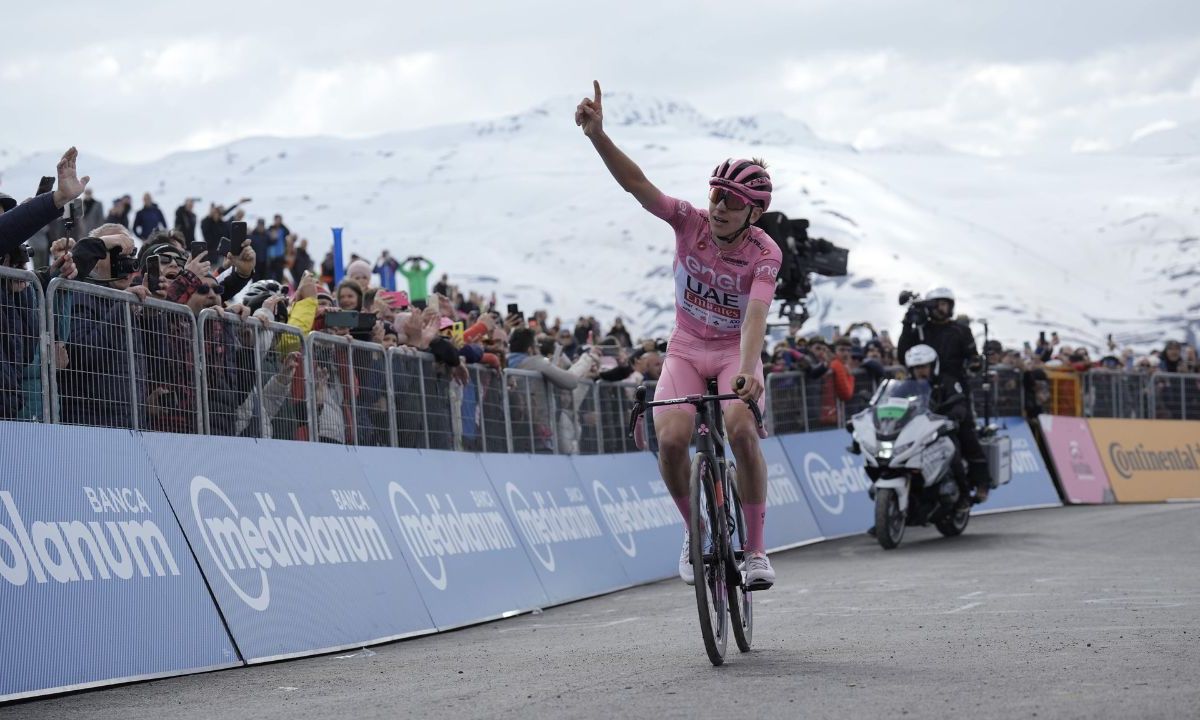 BREVES CICLISMO Pogacar gana la etapa reina del Giro y asegura su futuro Tadej Pogacar, imparable hacia el triunfo final en el Giro de Italia: el ciclista esloveno fue el vencedor en solitario en la etapa reina de esta edición, la decimoquinta, con gran ventaja sobre el resto de favoritos en la llegada en alto de ayer en Livigno. El cilista atacó a 14 kilómetros de la meta y fue alcanzando uno a uno a los que estaban escapados en ese momento para terminar imponiéndose con una ventaja de casi tres minutos sobre los demás. Con esto acumuló cuatro victorias de etapa en este Giro. En la clasificación general parece haber dado un golpe definitivo y todo parece indicar que tendrá una última semana tranquila con su 'maglia rosa. AFP ATLETISMO Shericka Jackson arranca su temporada con triunfo discreto en Marrakech La jamaicana Shericka Jackson, vigente campeona mundial de 200 metros, dio inicio formalmente a su temporada rumbo a los Juegos Olímpicos de París con un triunfo tan lógico como discreto en esa distancia, en la reunión de Marrakech, cuarta cita de la Liga de Diamante de atletismo. Jackson terminó en la carrera de la media vuelta de pista en 22 segundos y 82 centésimas, un crono alejado de sus estándares. "Creo que fue una bonita carrera para ser mi primera de la temporada. Intenté estar concentrada en mi técnica y mi ejecución. Creo que lo hice bien", comentó la velocista caribeña, una de las protagonistas el año pasado en el Mundial de Budapest, donde además del oro de los 200 metros fue plata en 100 y 4x100 metros. AFP FUTBOL Mbappé fue el máximo goleador de la Ligue 1 por sexta vez Kylian Mbappé, que abandona el París Saint-Germain al término de esta temporada, dijo adiós presumiblemente a la Ligue 1 con un sexto título de máximo anotador del campeonato, con un total de 27 goles en este curso. Con ello quedó con ocho más esta temporada que sus más directos perseguidores, el canadiense Jonathan David (Lille) y Alexandre Lacazette (Lyon), que finalizaron con 19 cada uno. Mbappé no estaba convocado para jugar en la última jornada con el PSG en Metz. Tampoco jugó el partido anterior, el miércoles de esta semana en Niza, por molestias físicas. El PSG tiene todavía por delante la final de la Copa de Francia, que disputará el sábado de la próxima semana ante el Lyon en Lille. AFP