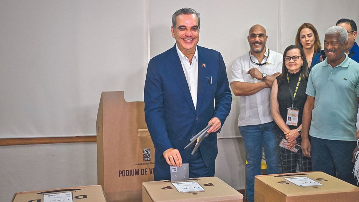 Los centros de votación en República Dominicana cerraron este domingo luego de las elecciones presidenciales, en las que el mandatario saliente, Luis Abinader