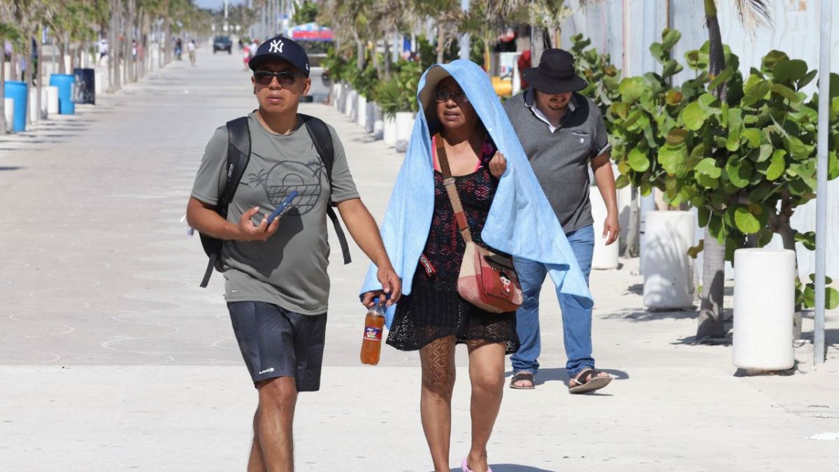 Protección. Autoridades llaman a la población a extremar medidas preventivas, usar bloqueador, hidratarse y no exponerse por largos periodos a los rayos del sol, entre otros consejos.