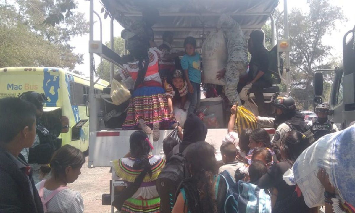 Seguridad. Elementos del Ejército, GN y policías estatales resguardaron a las 140 familias que retornaron a San Jerónimo Palantla en camiones.