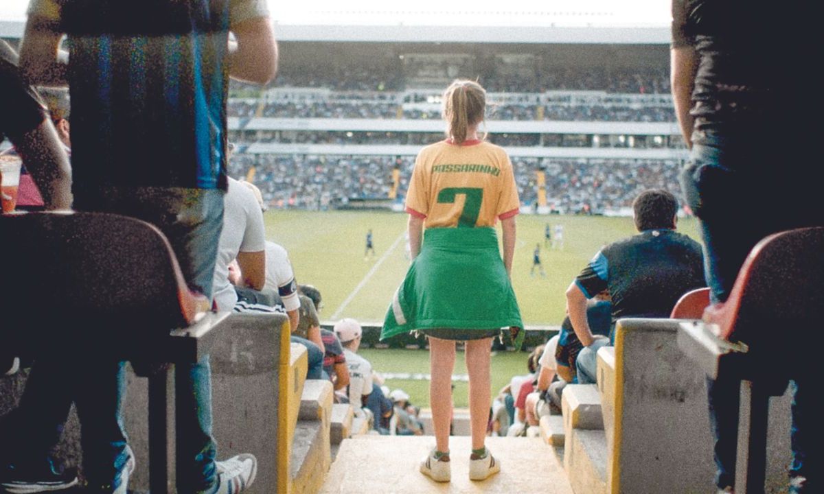 Las memorias de adolescencia de Natalia García Agraz se plasman en el cortometraje Passarinho, en el que con humor se muestra a un par de niñas aficionadas al futbol ir al partido de su equipo favorito con el sueño de conocer al delantero del momento.