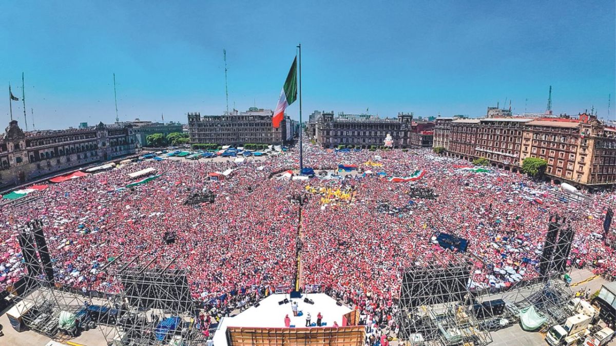 Cifra. De acuerdo a los organizadores, más de 1 millón de personas asistieron al Zócalo; según el Gobierno local, de extracción morenista, fueron 95 mil personas.
