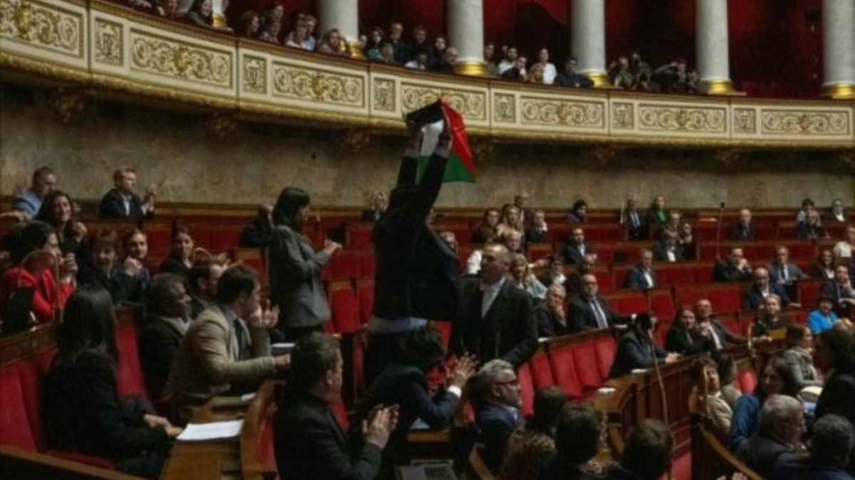 Francia suspende a legislador por levantar bandera palestina durante un debate