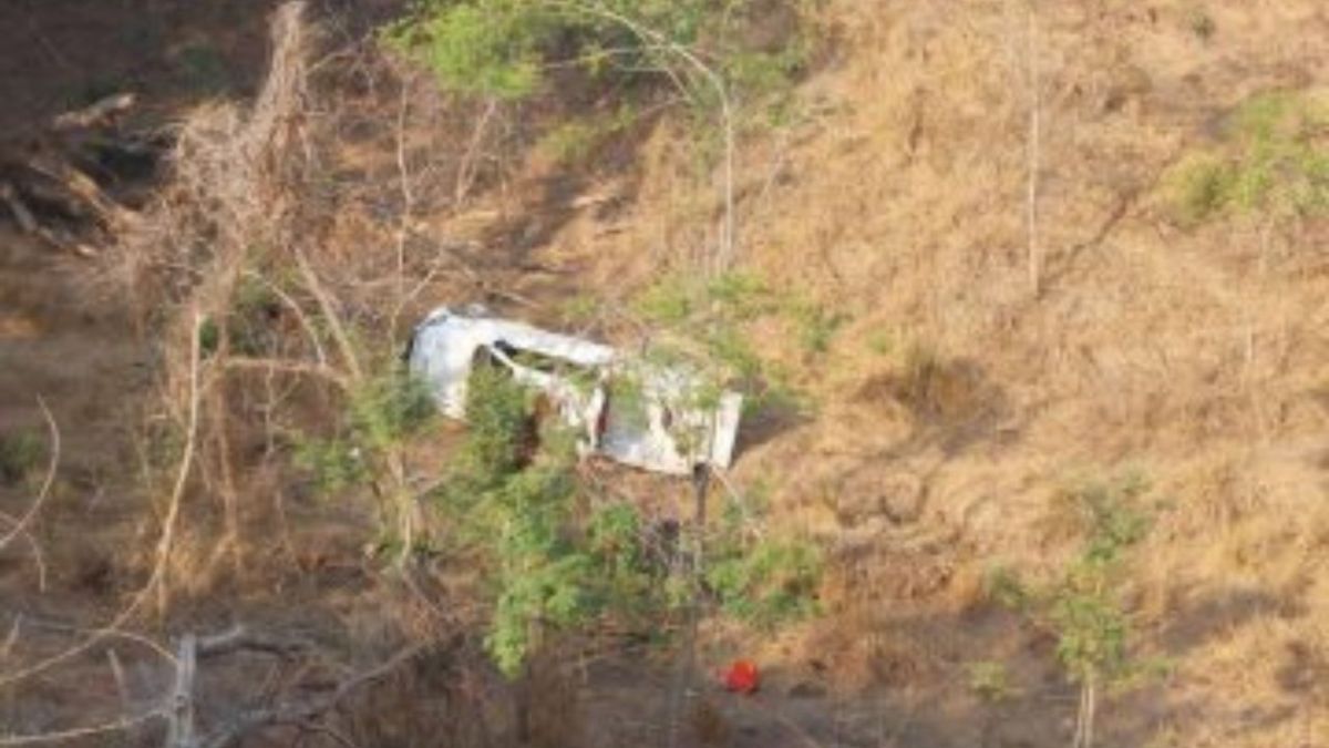 Cae a barranco camioneta que llevaba 10 niños en Guerrero