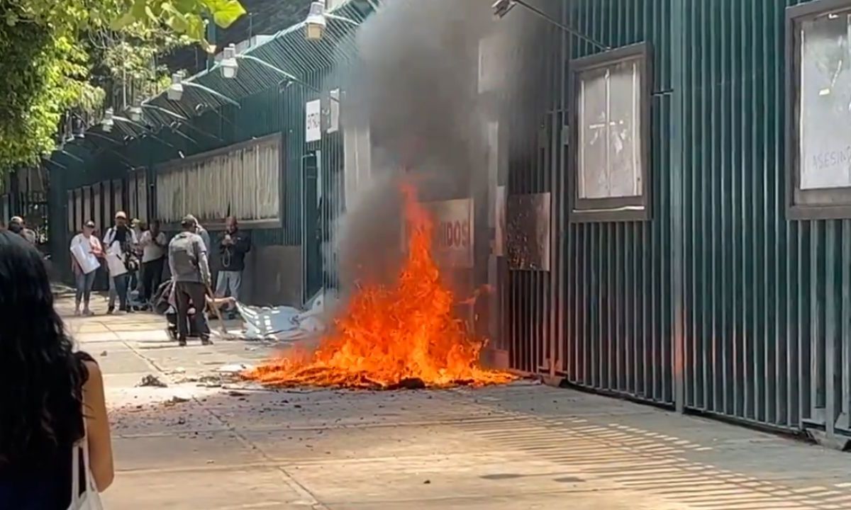 Maestros que integran la Coordinadora Nacional de Trabajadores de la Educación (CNTE) se manifestaron frente a la sede PRI