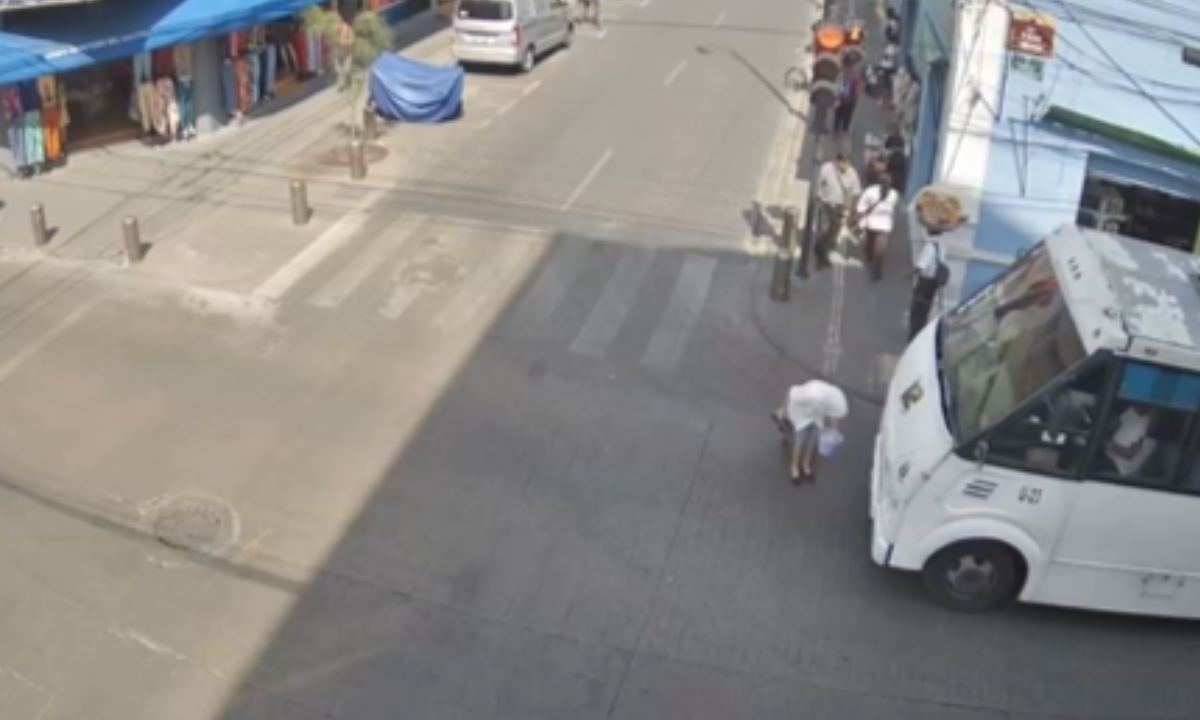 Un video capto el momento en el que un chofer de transporte público atropelló a una abuelita en el Centro Histórico de Puebla.